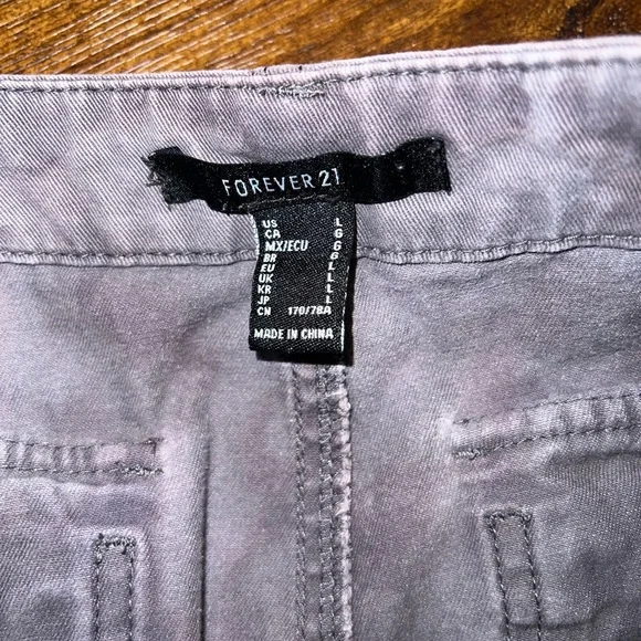 ⭐️Forever 21 Gray Acid Wash Cargo Buckled Cuffed Jogger Pants Size L - Picture 12 of 14